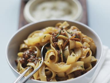 Tagliatelle s pirjanom govedinom u umaku od crnog vina i narančinim filetima