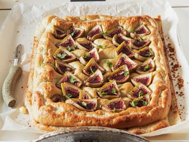 Tarta od lisnatog tijesta s kremom od ricotte, svježim smokvama i medom