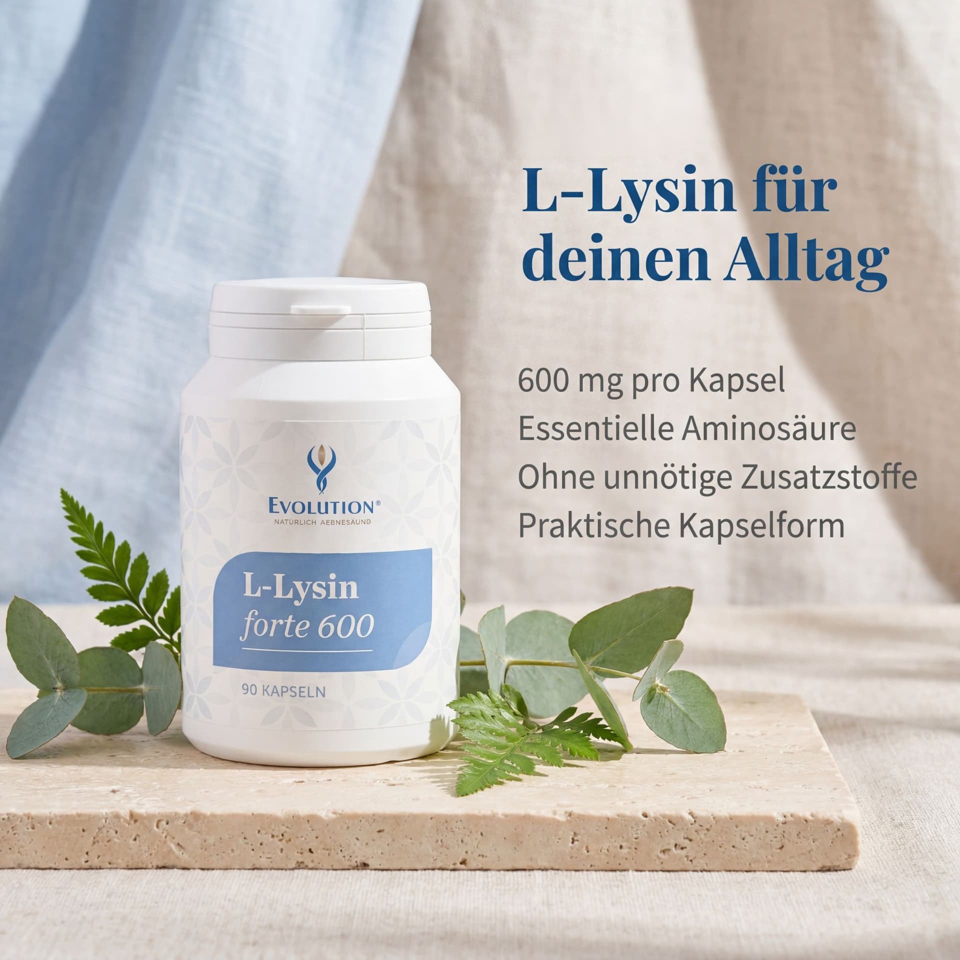 L-Lysin forte 600, 90 Kapseln – weißes Supplement-Glas mit Grünpflanzen auf Steinplatte, Texteinblendung mit Produktvorteilen