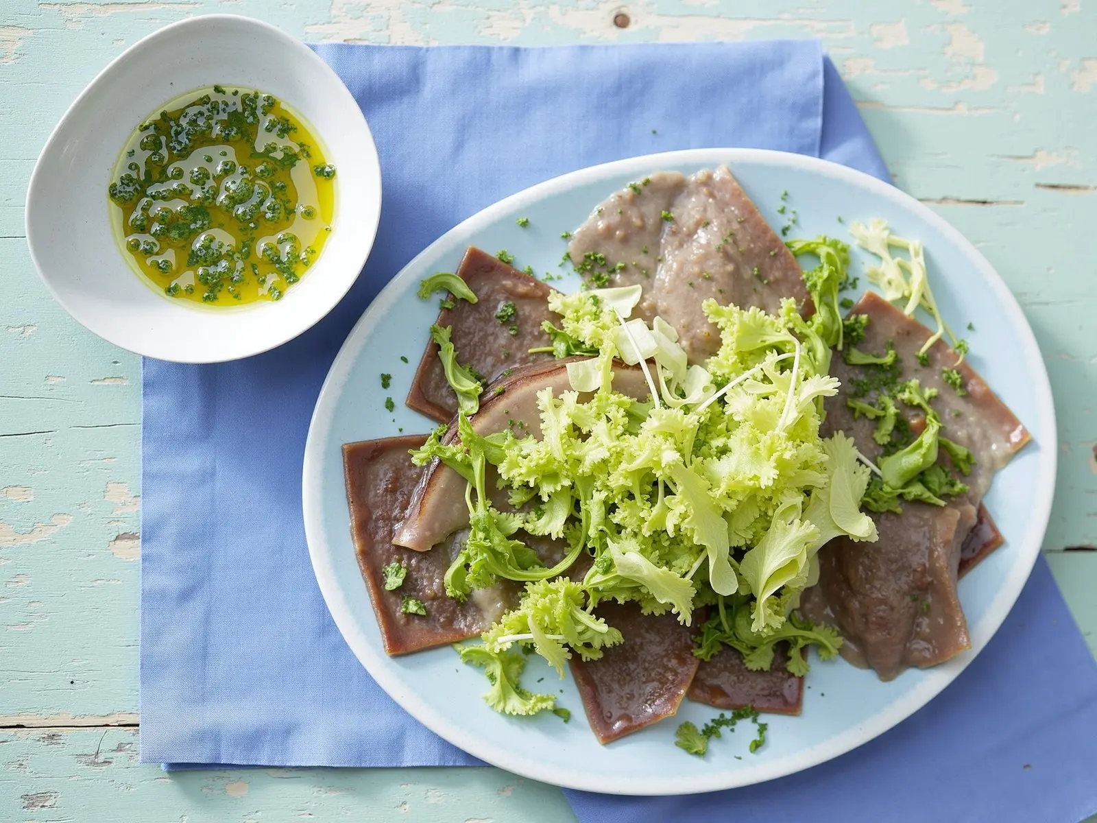 Feiner Blattsalat mit Senf-Dressing und hauchdünnem Trockenfleisch