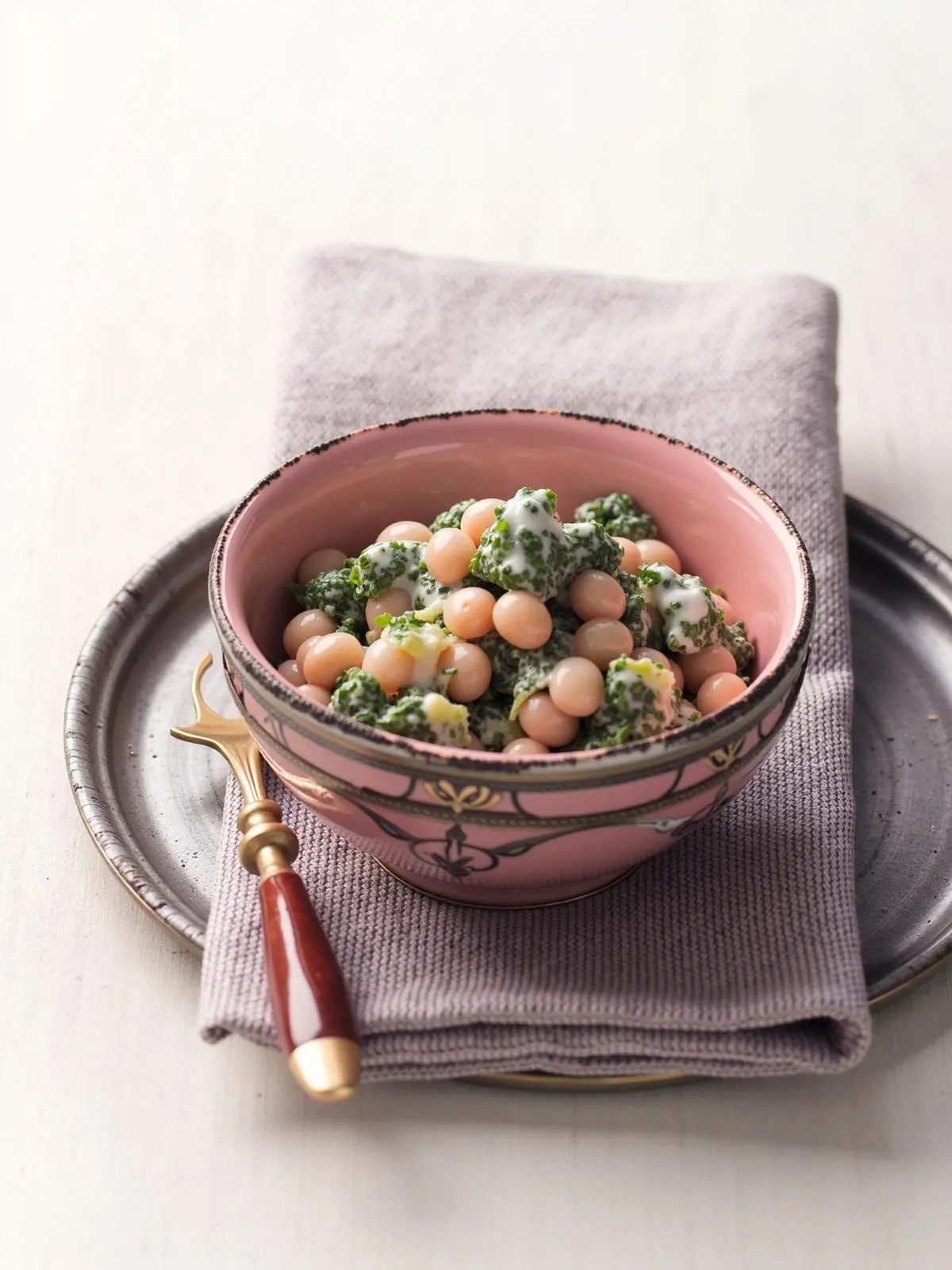 Kichererbsen-Spinat-Salat mit Tahin-Joghurt-Dressing