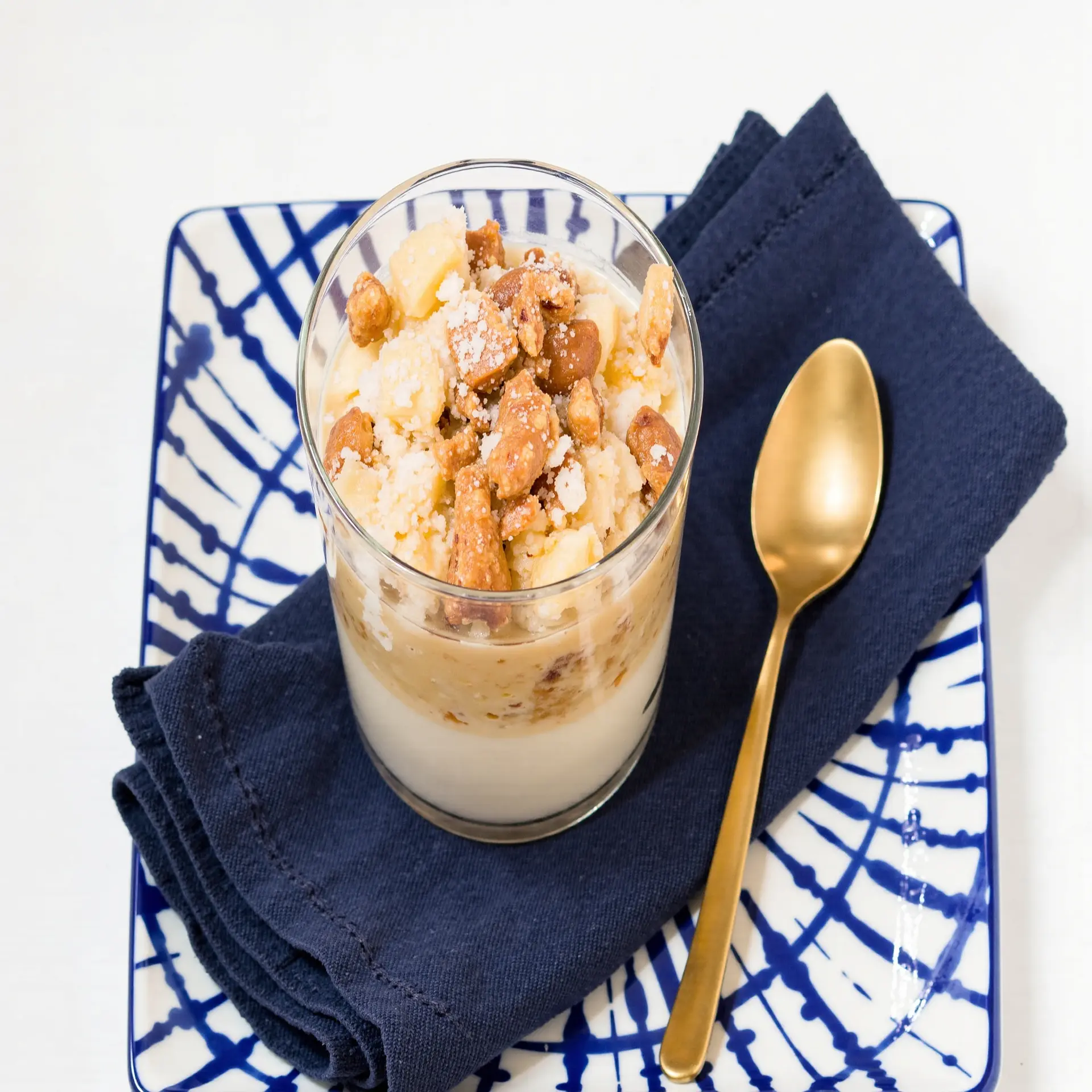 Milchreis-Trifle mit karamellisierten Birnen und gerösteten Nüssen