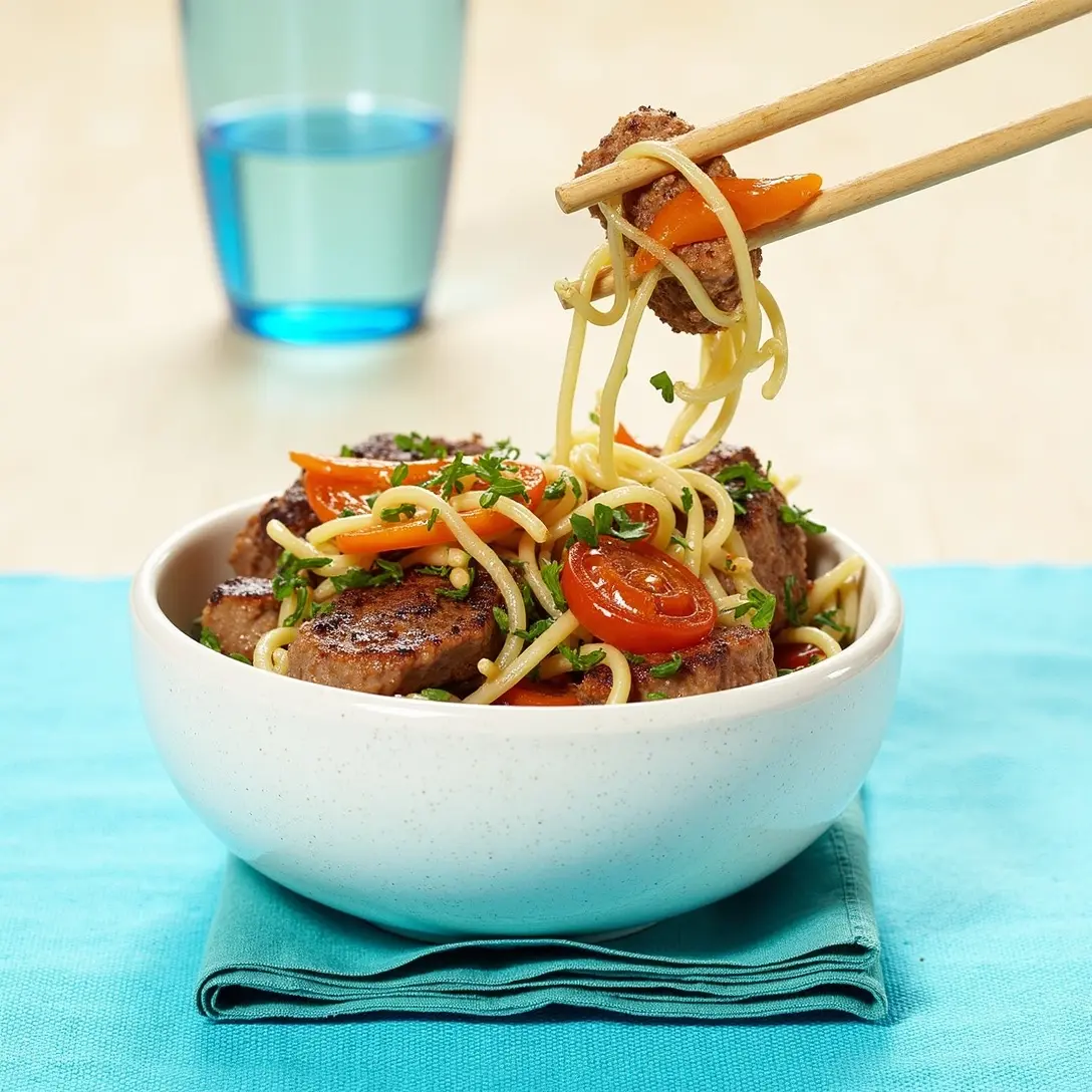 Rindfleisch-Nudelpfanne mit Wirsing und Paprika