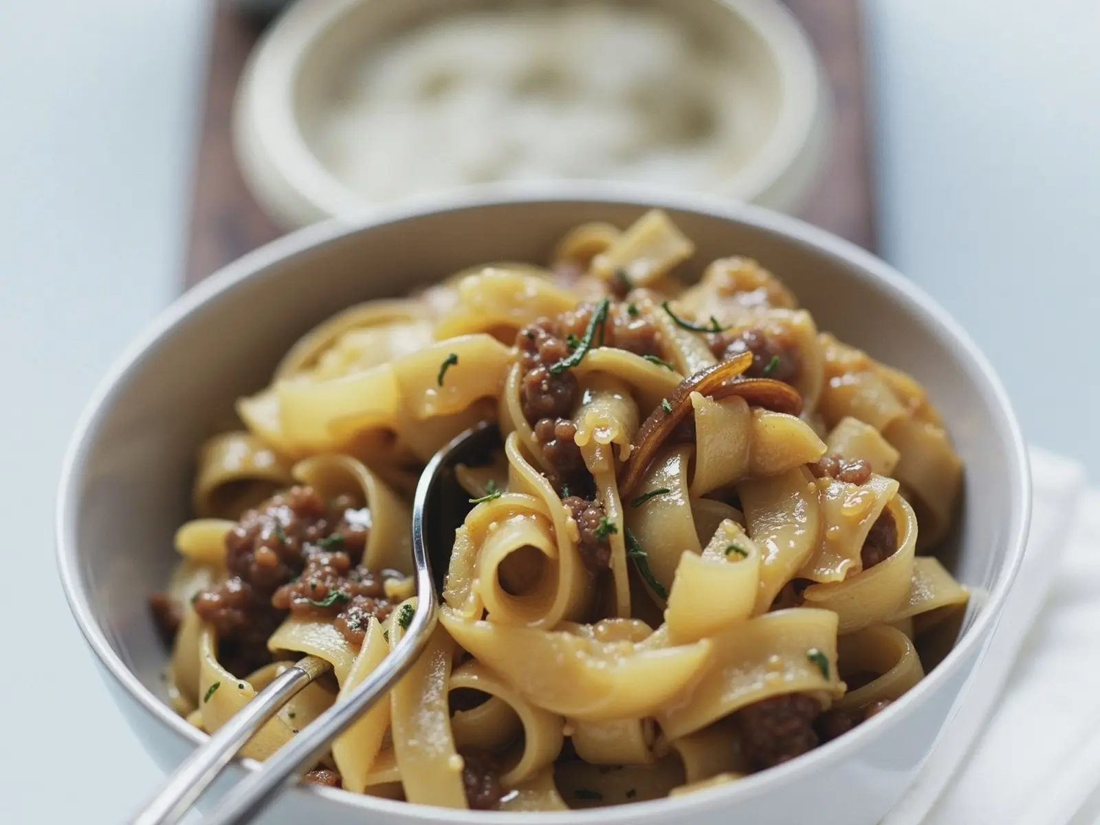 Tagliatelle mit geschmorter Rindfleisch-Rotwein-Soße und Orangenfilets