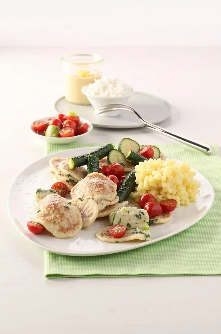 Gefüllte Putentaschen mit gegrillter Zucchini, Kirschtomaten und Kurkuma-Reis