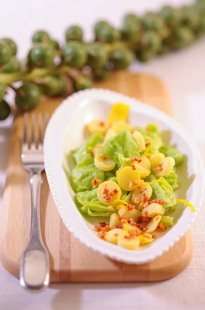 Rosenkohlblätter in fruchtiger Orangen-Chili-Sauce