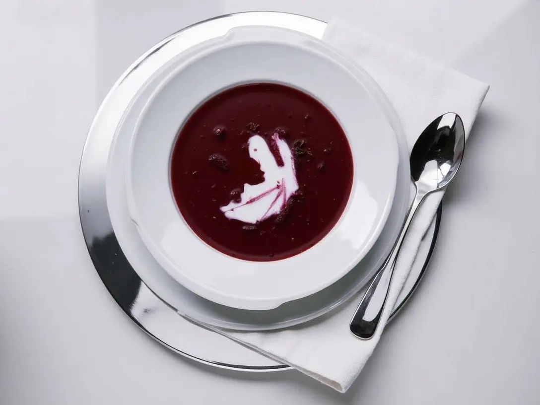 Cremige Rote-Bete-Suppe mit Sahnehaube