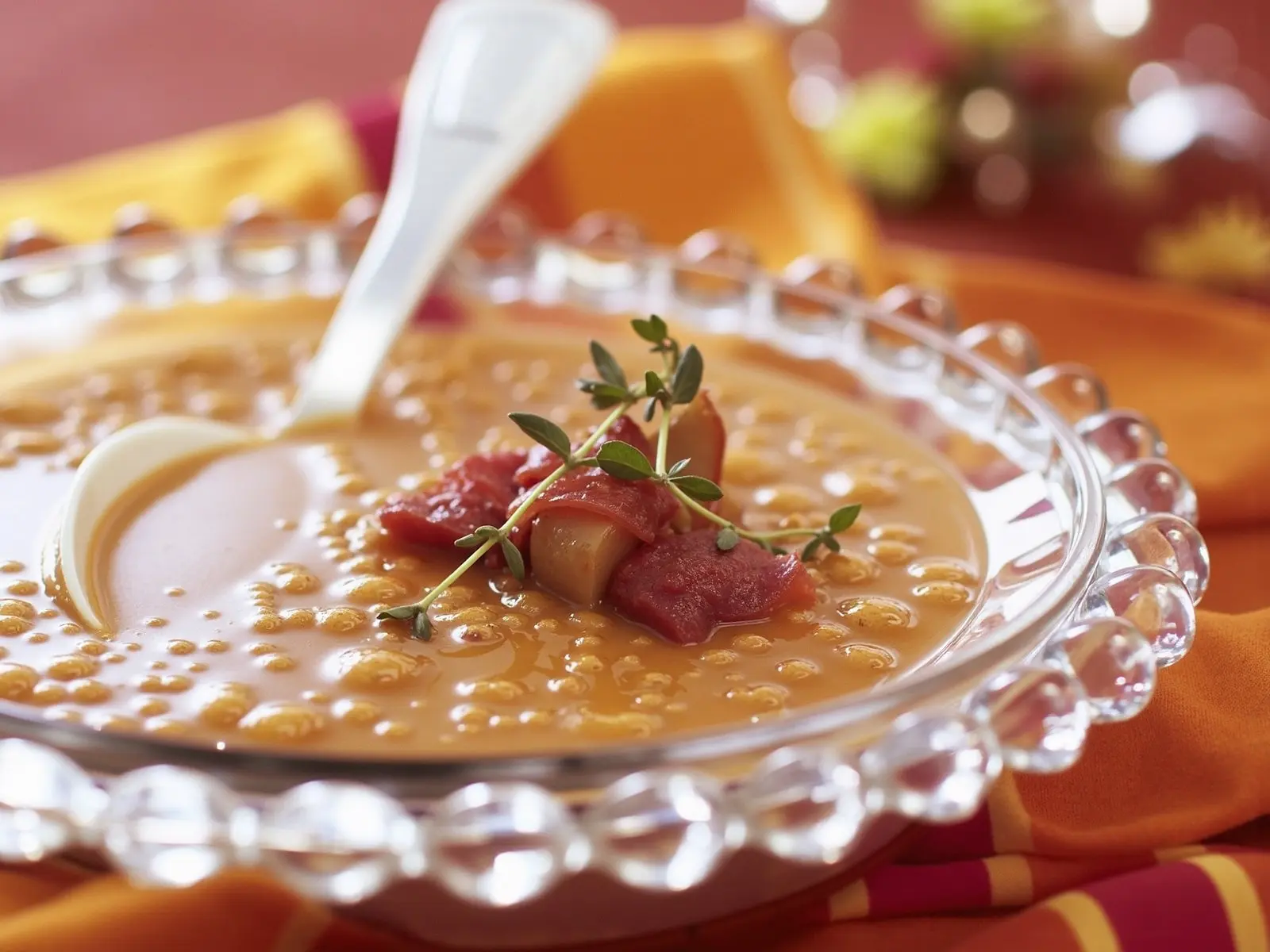 Rote Linsensuppe mit knusprigem Speck
