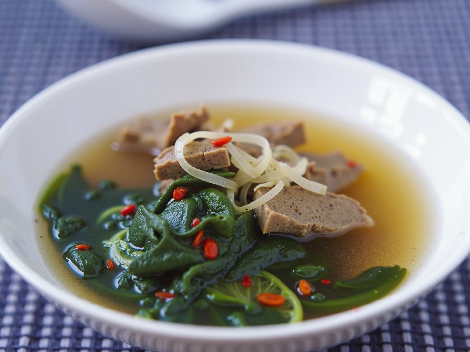 Würzige Rindfleischsuppe mit frischem Blattspinat