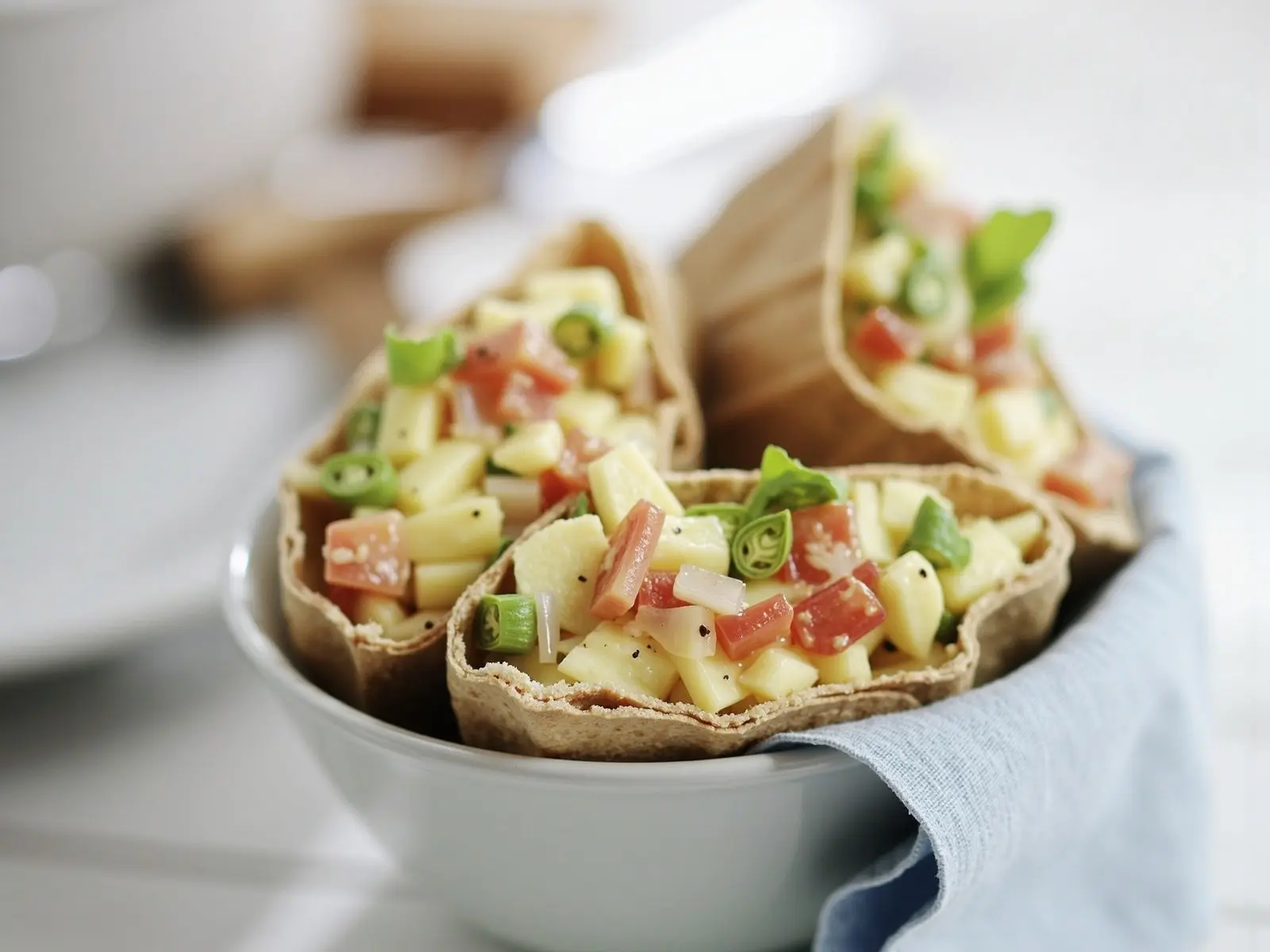 Vollkorn-Pitataschen mit buntem Eiersalat