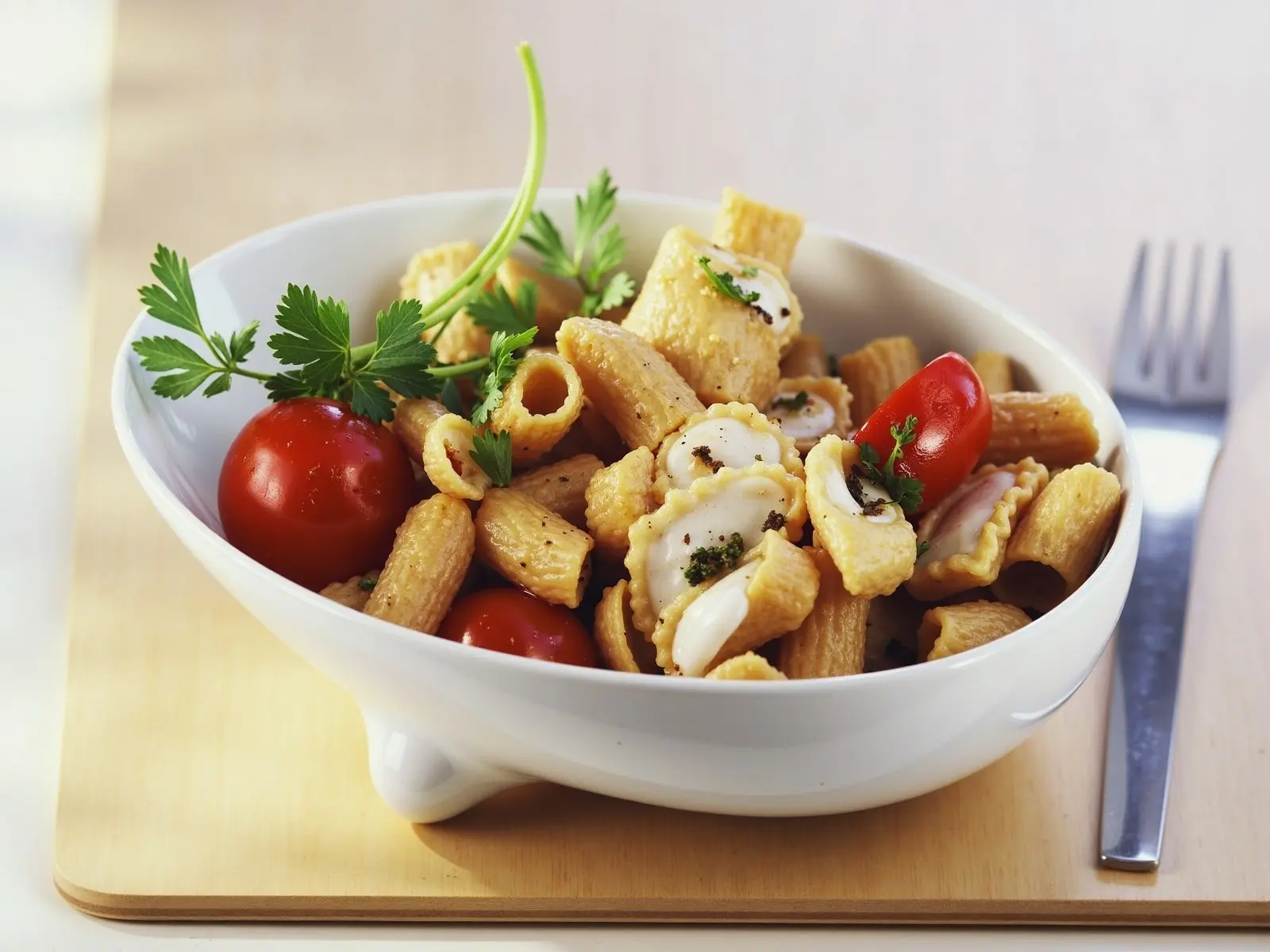 Vollkornpenne mit Champignon-Tomaten-Sauce und Petersilien-Sahne