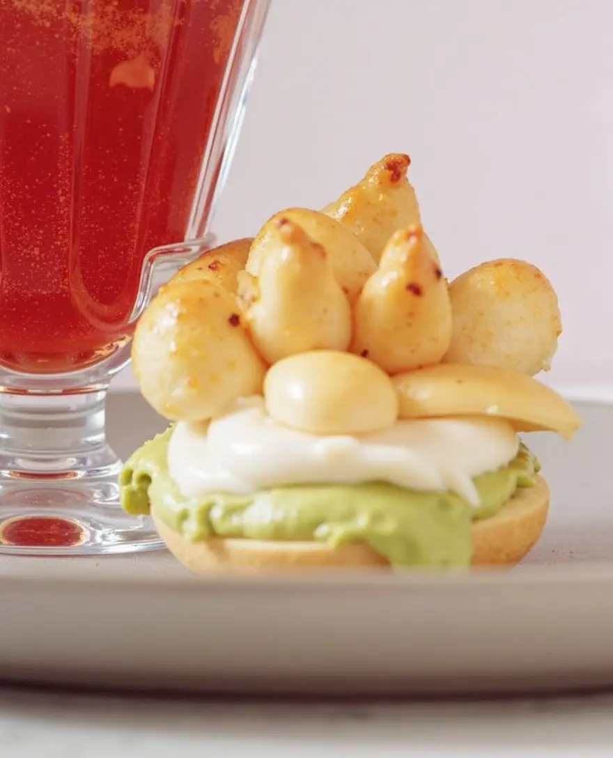 Herzhafte Brandteig-Törtchen mit Avocado-Lachscreme