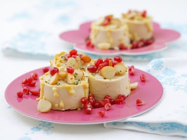 Gebackener Ziegenkäse mit Mandelkruste und Granatapfelkernen