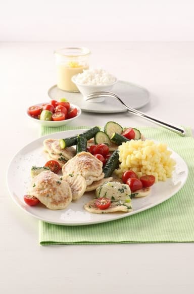 Gefüllte Putentaschen mit gegrillter Zucchini, Kirschtomaten und Kurkuma-Reis