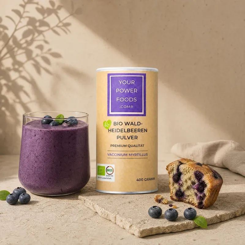 Organski prah od šumskih borovnica, vrhunska kvaliteta, 400 g – lifestyle scena s kutijom, plavim smoothiejem, muffinom i svježim borovnicama