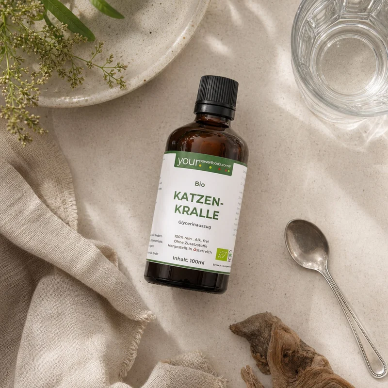 Katzenkralle flüssig alkoholfrei Cat's Claw 100ml – braune Tropfflasche liegend in Lifestyle-Flatlay mit Löff