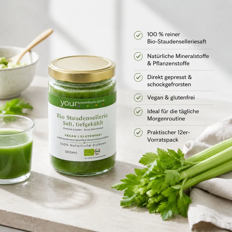 Bio Stauden Selleriesaft tiefgekühlt 500-ml-Glas in Lifestyle-Szene mit Staudensellerie, Glas Saft und lesbaren Produktvortei