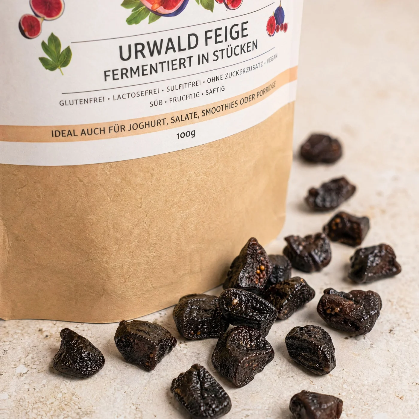 Fermentirana prašumska smokva 100 g premium kvalitete – prednja strana pakiranja s nekoliko rastresenih tamnih komada smokve na svijetloj pozadini