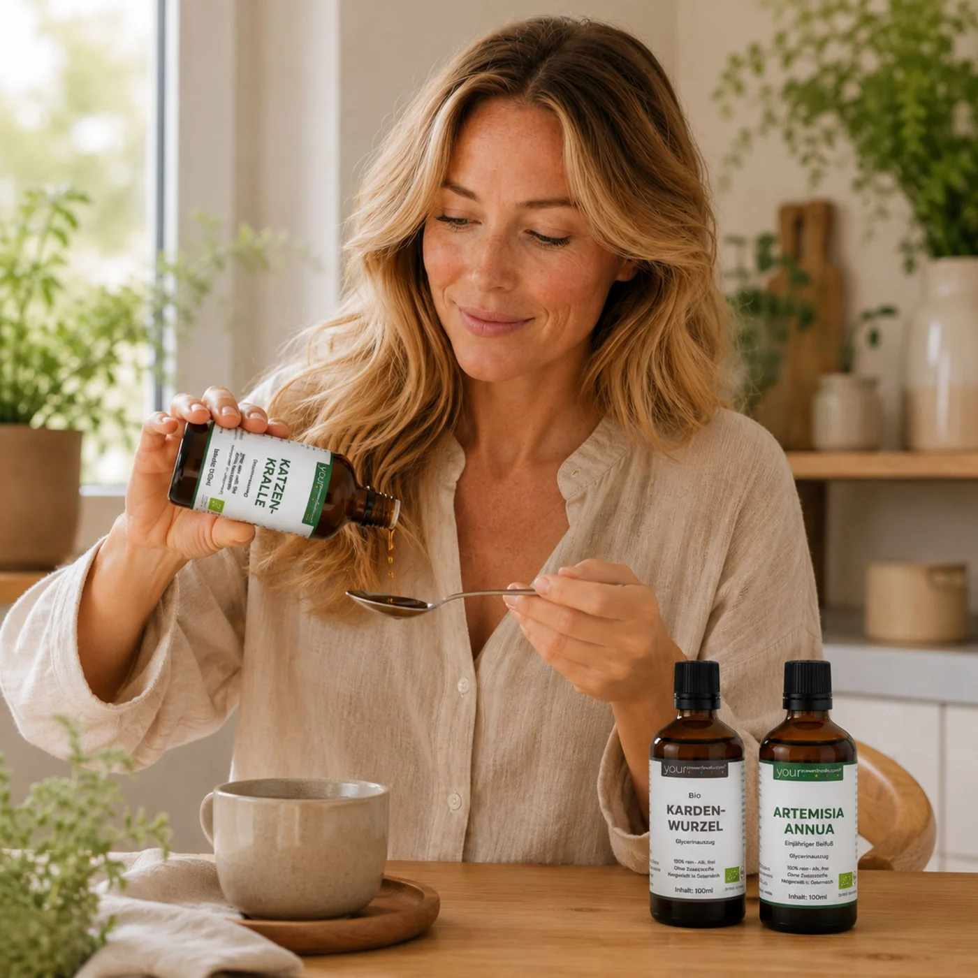 Phyto Komplex Premium - Korijen čička • Artemisia Annua • Mačja kandža: Žena kaplje ekstrakt mačje kandže na žlicu, dvije široke