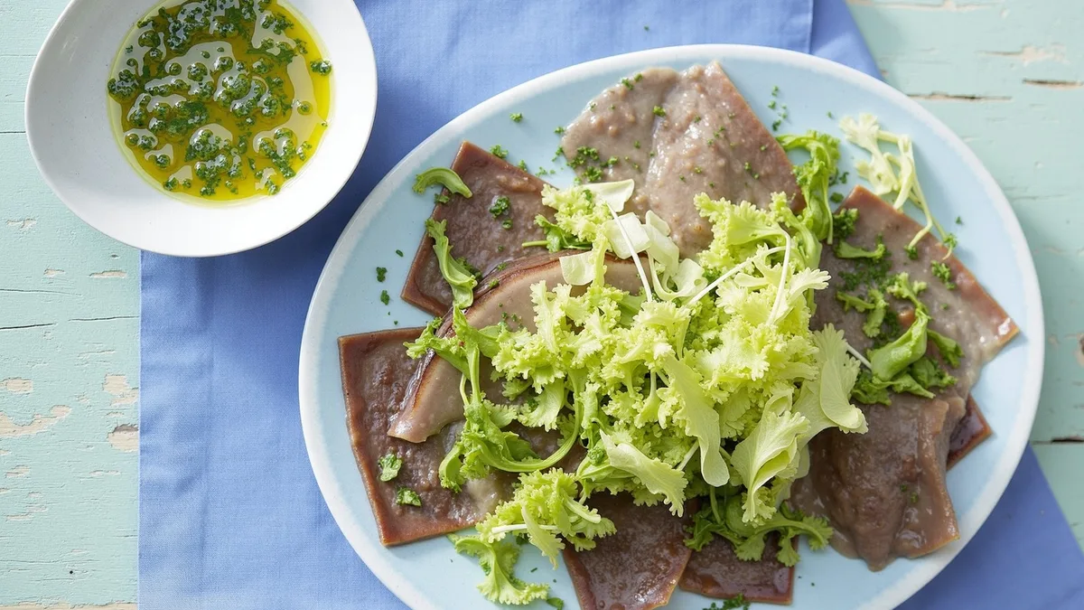 Feiner Blattsalat mit Senf-Dressing und hauchdünnem Trockenfleisch