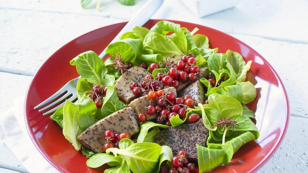 Gebratene Entenleber mit Feldsalat und Granatapfelkernen