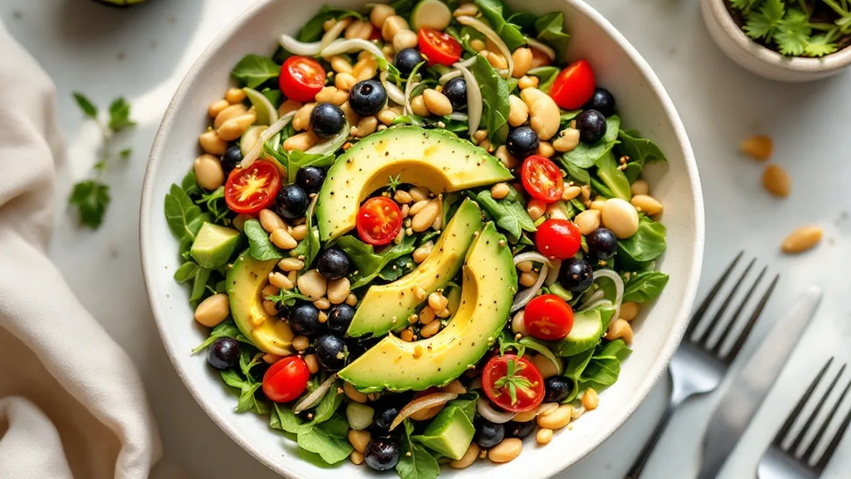Hähnchen-Bowl mit Vollkornreis, Avocado & Bohnen