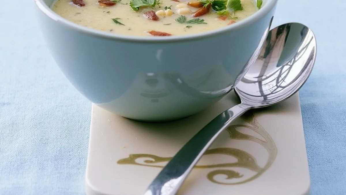 Cremige Kartoffelsuppe mit gerösteten Mandelblättchen