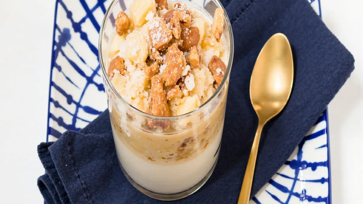 Milchreis-Trifle mit karamellisierten Birnen und gerösteten Nüssen