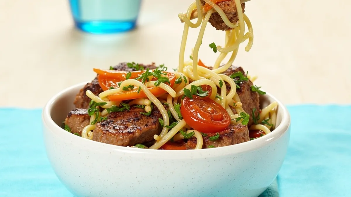 Rindfleisch-Nudelpfanne mit Wirsing und Paprika
