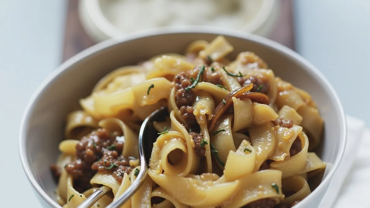 Tagliatelle mit geschmorter Rindfleisch-Rotwein-Soße und Orangenfilets