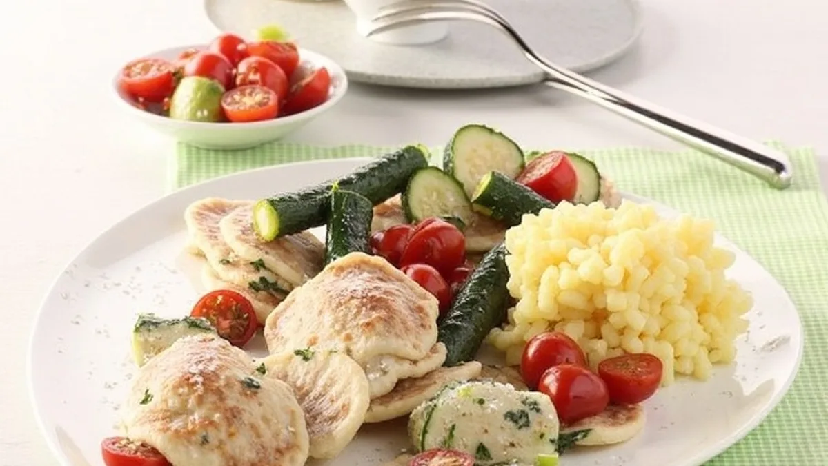 Gefüllte Putentaschen mit gegrillter Zucchini, Kirschtomaten und Kurkuma-Reis