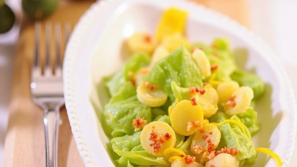 Rosenkohlblätter in fruchtiger Orangen-Chili-Sauce
