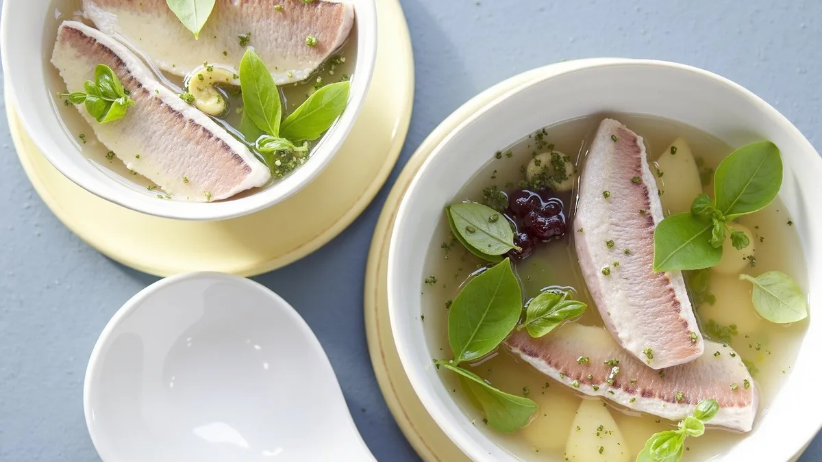 Rotbarbenfilets in aromatischem Ingwer-Sternanis-Sud