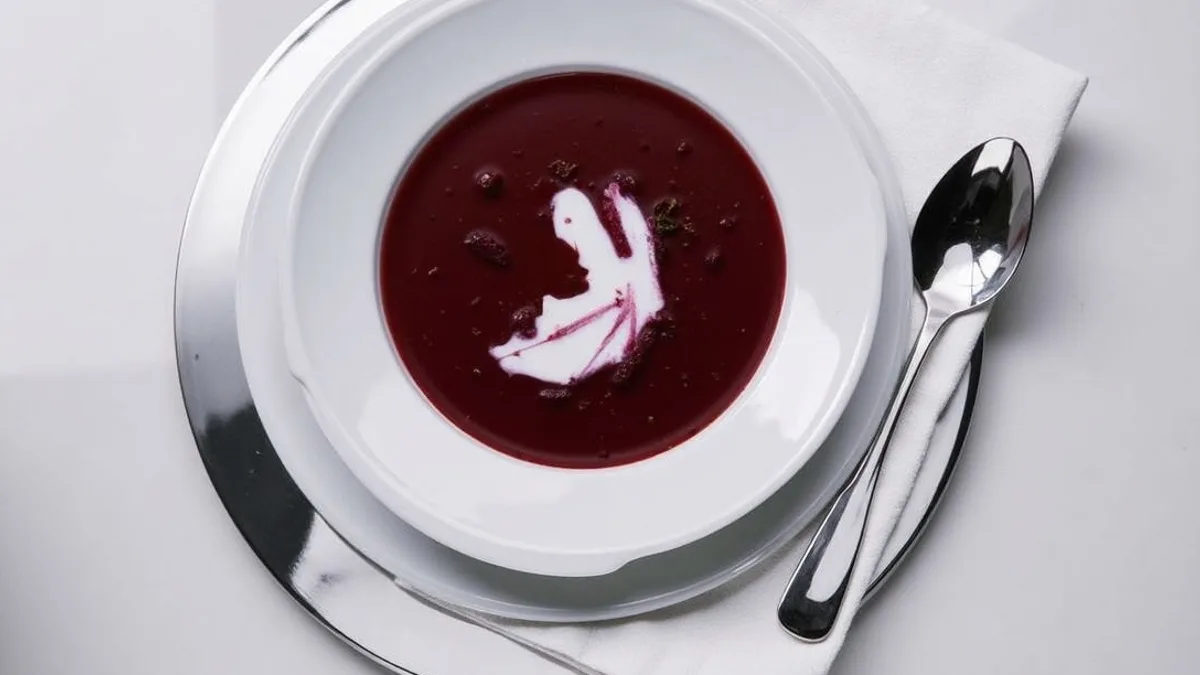 Cremige Rote-Bete-Suppe mit Sahnehaube
