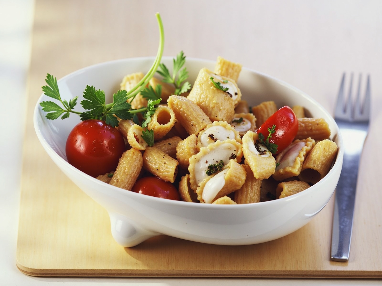 Vollkorn penne s umakom od šampinjona i rajčice te peršinovim vrhnjem