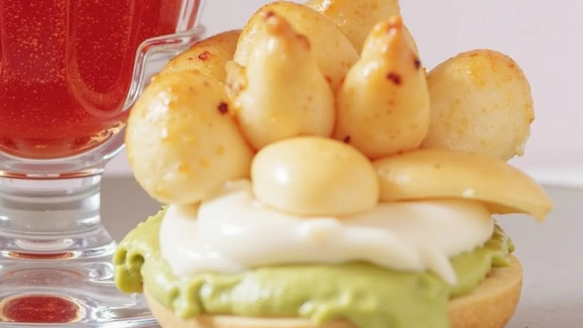 Herzhafte Brandteig-Törtchen mit Avocado-Lachscreme
