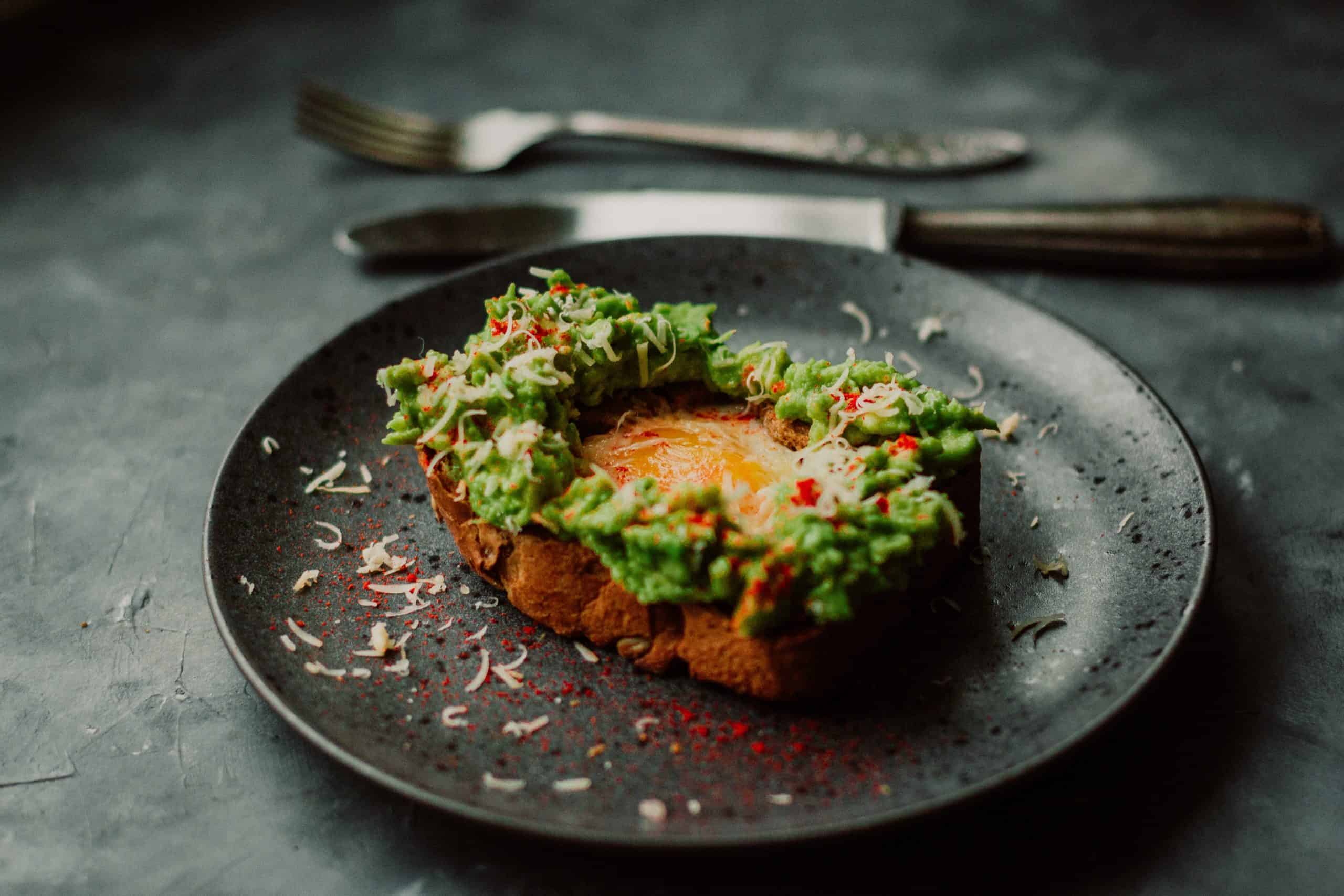 Veganes Spermidin-Frühstück mit Avocado und Räuchertofu