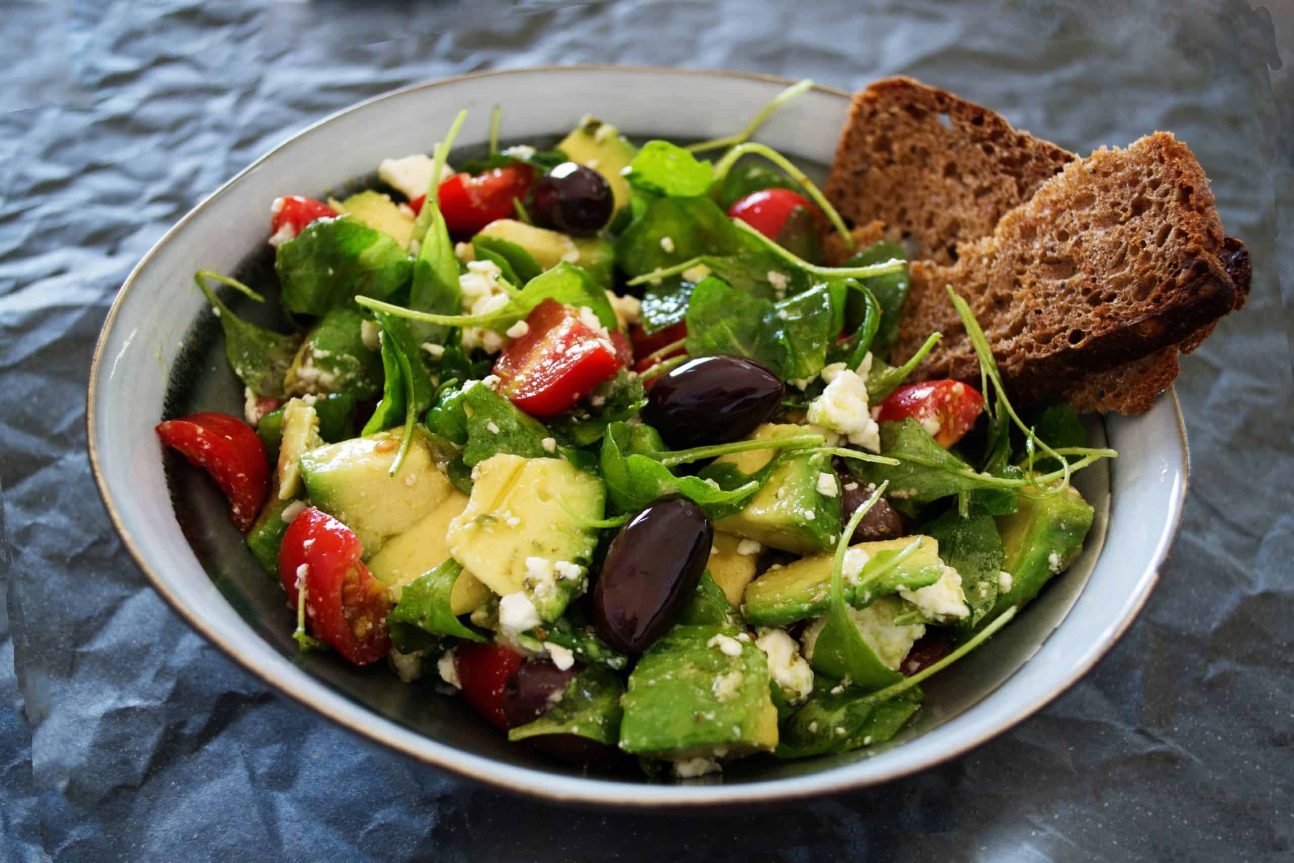 Mittagsrezept: Avocado-Tomatensalat-Bowl